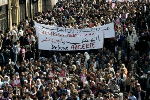 16 Mars 1994 : La marche des funérailles de Alloula, le jour de son enterrement à Oran